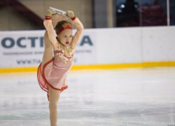 На льду кадетского училища Ставрополя соревновались юные фигуристы