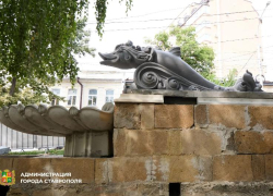 В центр Ставрополя начали возвращать скульптуры скандальных «Дельфинов» — вернулись рыба и три чаши