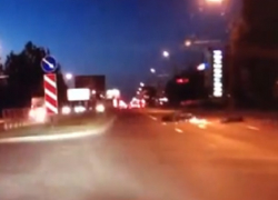 Мотоцикл сбил перебегавшего дорогу пешехода и попал на видео в Ставрополе 