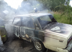 На одной из ставропольских дорог ДПСники потушили горящий автомобиль