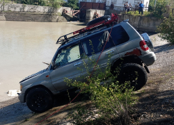 Из канала на Ставрополье достали машину с погибшим водителем