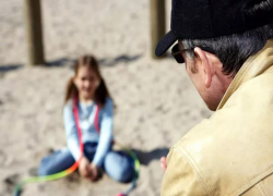 43-летний мужчина развращал 10-летнюю дочку своих знакомых в их доме на Ставрополье