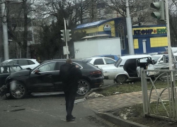 Последствия жесткого ДТП "Порше" и "семерки" попали на видео в Ставрополе