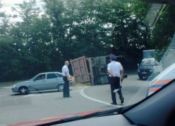 Перевернувшийся КамАЗ с песком парализовал движение в Ставрополе