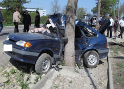 Молодой водитель ВАЗ-2114 врезался в дерево и погиб на месте в Ставропольском крае  