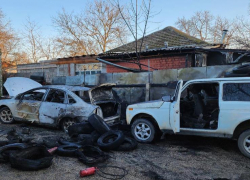 От взрыва газового баллона в Лермонтове загорелись автомобиль и крыша дома