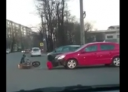 Мотоцикл и легковушка столкнулись на улице Пирогова в Ставрополе