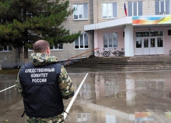 Школьница стащила банковские карты своего учителя на Ставрополье