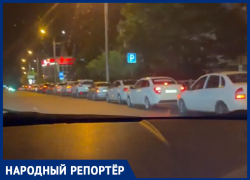В Ставрополе автомобилистам дают лишь 30 минут на заправку, а очереди растягиваются на километр