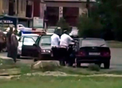 Сотрудники ДПС сыграли "в репку" с не хотевшим выходить из машины виновником ДТП в Ставрополе 