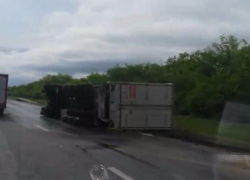 Многотонная фура перевернулась на трассе Ставрополья