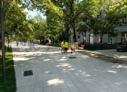 На скандально известном проспекте Октябрьской Революции в Ставрополе начали менять кривую плитку