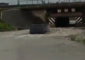 Водитель мощного внедорожника проиграл битву с бурлящими потоками воды под мостом в Невинномысске 