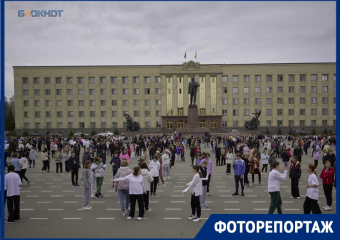 Тысячи школьников и десятки чиновников собрались на площади Ленина в Ставрополе 