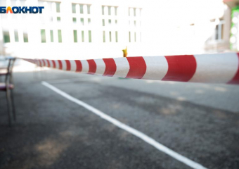 Тепловоз столкнулся на железнодорожных путях с машиной на Ставрополье