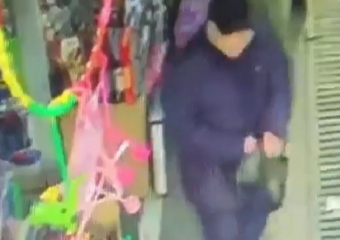 Мужчина украл женскую сумку с прилавка и попал на видео в Пятигорске