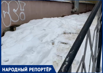 Сплошной лед и кучи снега — жители Ставрополя возмущены состоянием пешеходных дорожек в центре города