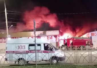 Появились кадры с крупного пожара на рынке Невинномысска площадью 1000 квадратных метров