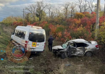 Экскурсионный автобус с детьми столкнулся с легковушкой на Ставрополье: водитель погиб, четыре ребенка в больнице 