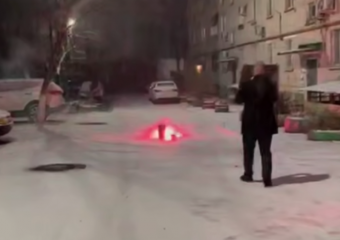 В Георгиевске устроили новогодний обстрел авто из салютов: видео