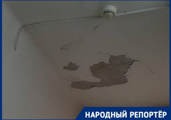 «Сыпется штукатурка на голову»: жители Невинномысска рассказали о плачевном состоянии медучреждения