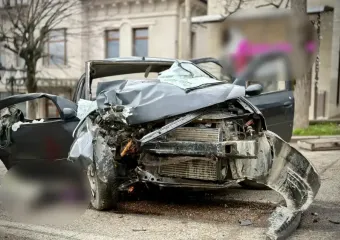 Иномарка на скорости врезалась в дерево в Железноводске: 2 человека погибли, один ранен