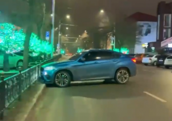 В Ставрополе на улице Дзержинского владелец BMW преподал урок экстремального вождения