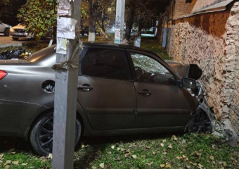 Въехал в стену на скорости и погиб водитель без прав в Пятигорске