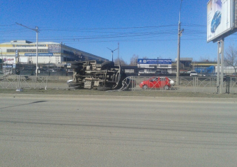 На проспекте Кулакова перевернулся грузовик