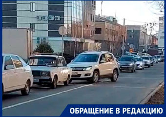 «Где ГИБДД?»: автохамы на Доваторцев в Ставрополе наплевали на сплошную