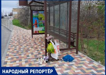 Вонь от неубранной горы мусора у остановки в Ставрополе разозлила горожан