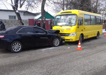 Иномарка врезалась в рейсовый автобус в Кисловодске