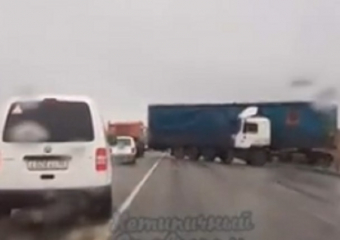 «Страшный сон дальнобойщика» с перегородившей дорогу фурой сняли на видео под Ставрополем 