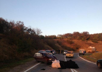 На Ставрополье тюк шерсти упал на легковой автомобиль, пострадал ребенок