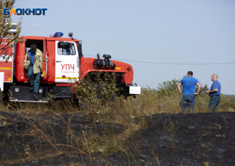 В Кисловодске у горы Малое Седло тушат 1,8 гектара сухой травы