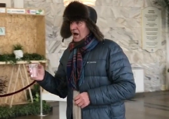 Булат Макаев внезапно спел для посетителей нарзанной галереи