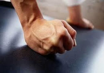 Трое парней напали на полицейского, пытавшегося остановить избиение человека