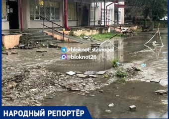 В детскую больницу — как на болото? Вход в педиатрическое отделение Пятигорска шокировал горожан 