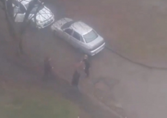 "Не разъехались": драка водителей во дворе многоэтажки попала на видео в Ставрополе 