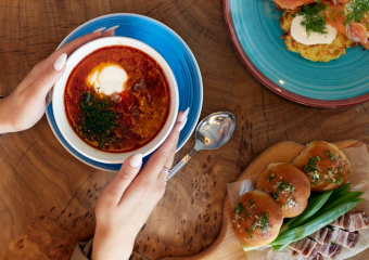 Борщ из диковинного красного петуха продвигают власти Ставрополя в меню местных ресторанов 