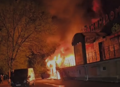 Появилось видео полыхающих здания и автомобилей на 50 лет ВЛКСМ в Ставрополе 