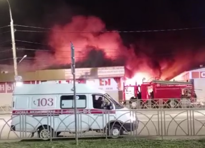 Появились кадры с крупного пожара на рынке Невинномысска площадью 1000 квадратных метров