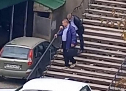 Летящей походкой? Двойника главврача Кировской Рб засняли мертвецки пьяным на ступеньках учреждения