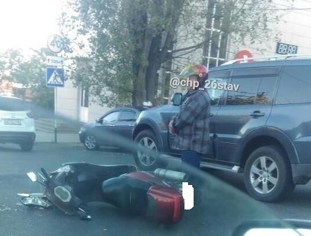 Пожилой скутерист столкнулся с легковушкой в Ставрополе