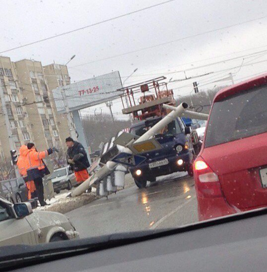 В Ставрополе образовалась пробка из-за упавшего светофора