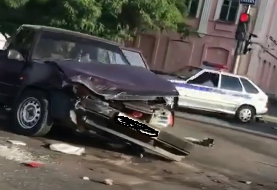 Полный арбузов автомобиль попал в аварию в Ставрополе