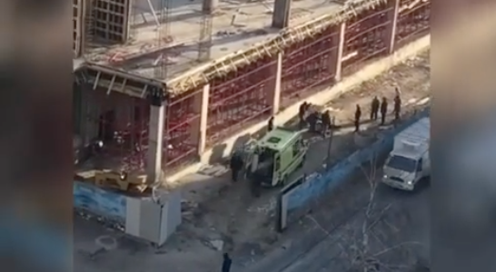 Рабочий сорвался со строительных лесов в Ставрополе