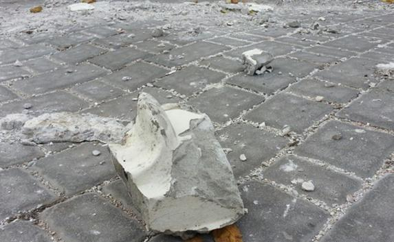 В Ставрополе со старого здания лепнина падает на головы прохожим