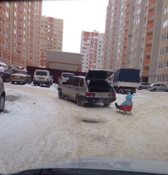 Жители Ставрополя привязали сани к автомобилю и катали ребенка по дворам