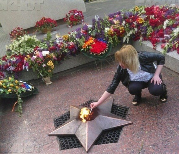 Поступок курящей у мемориала девушки возмутил жителей Кисловодска